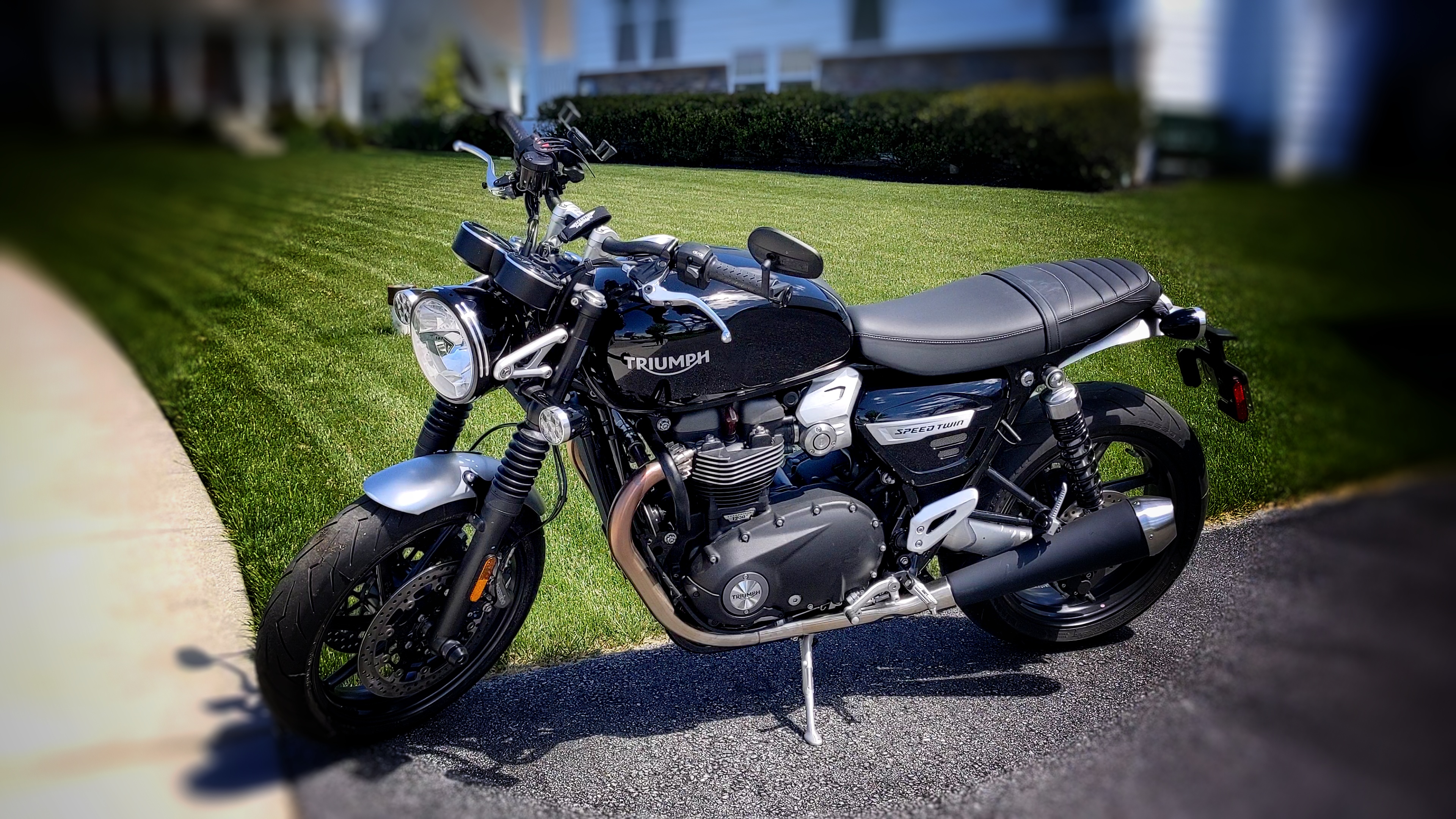 Trekkie Moto's pride and joy Picture of a Triumph Speed Twin motorcycle sitting on a suburban driveway